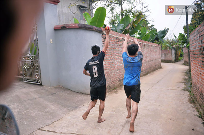 Hàng trăm thanh niên trai tráng lao vào giằng xé, giẫm đạp lên nhau để Cướp phết Hiền Quan lấy may